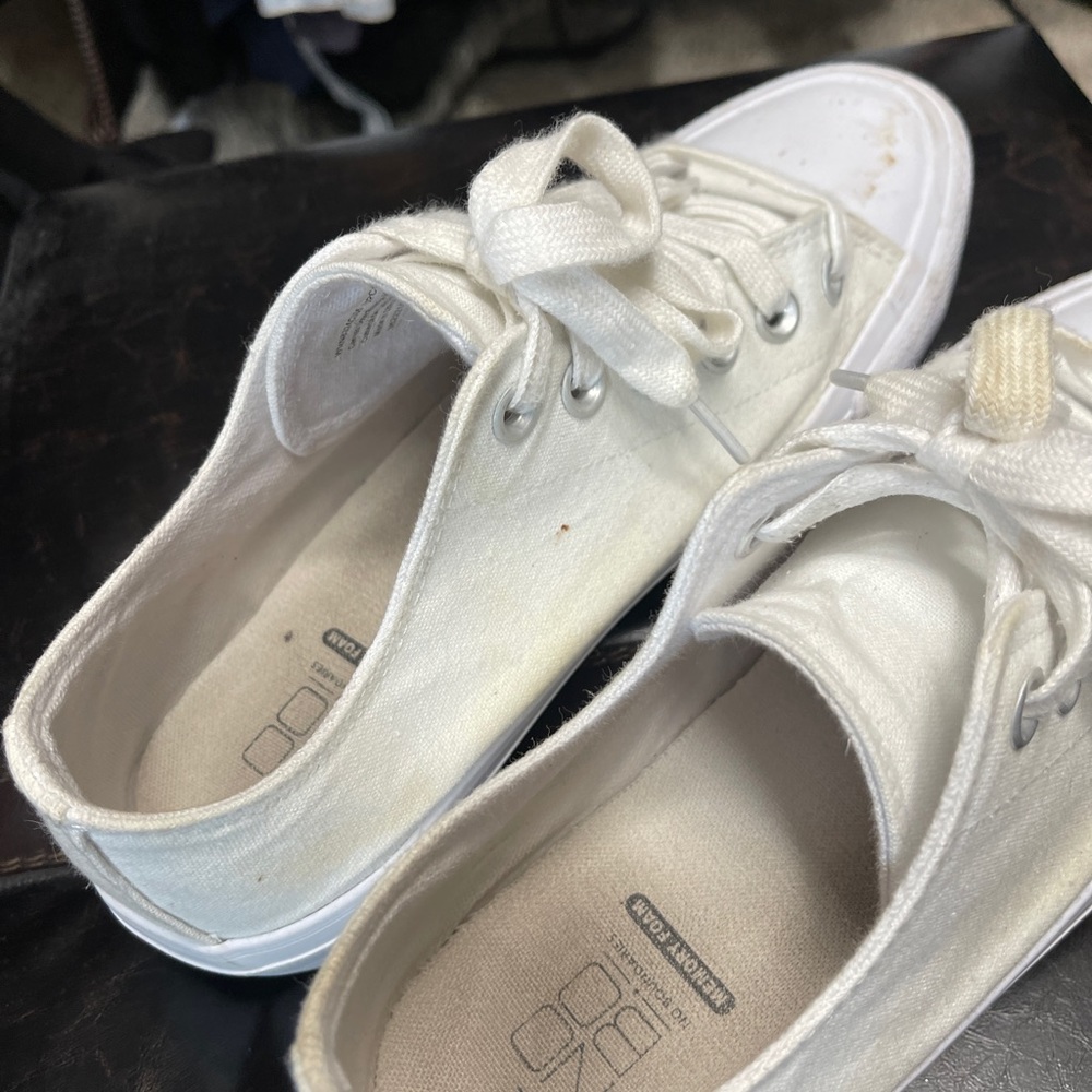 White tennis shoes
